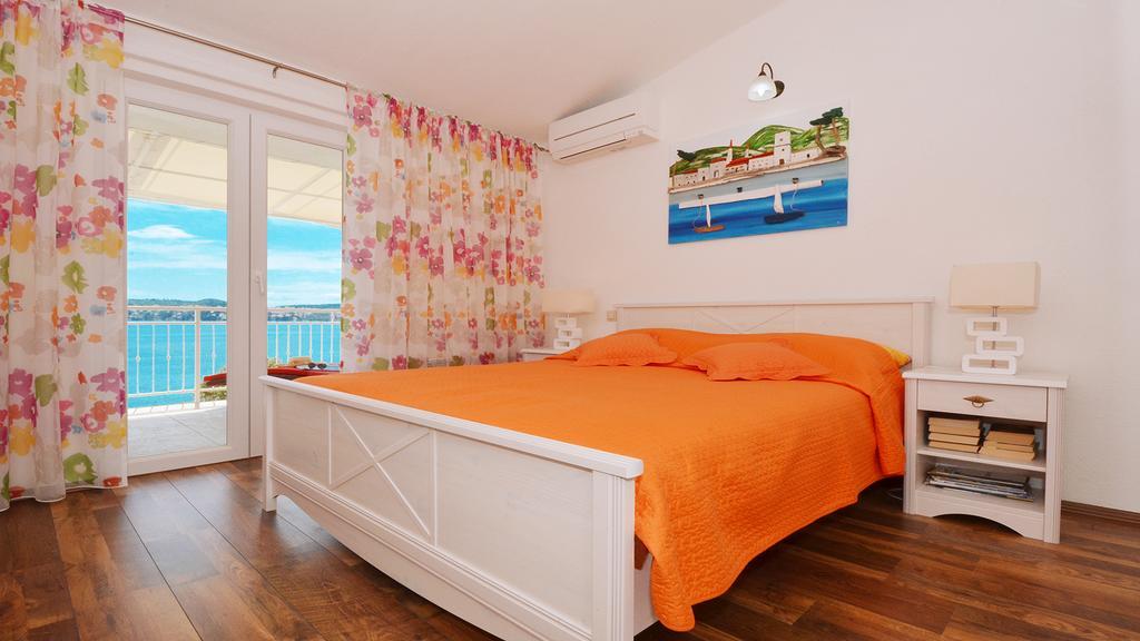 Gem Of The Sea Luxury Beach Apartment With Brand New Heating Infinity Pool Trogir Exterior photo