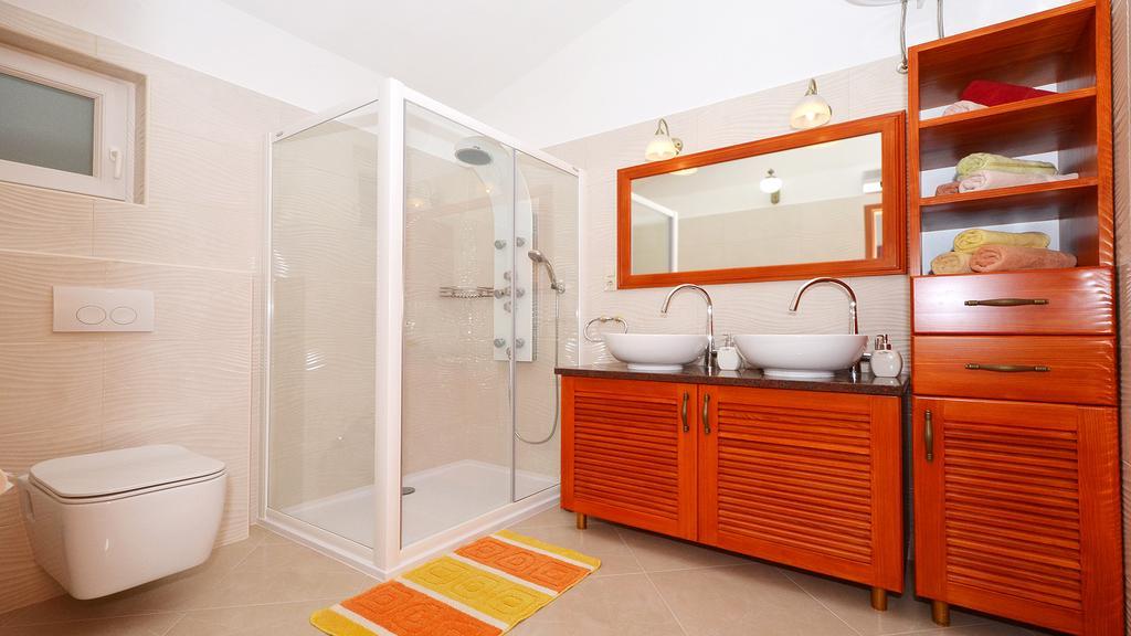 Gem Of The Sea Luxury Beach Apartment With Brand New Heating Infinity Pool Trogir Exterior photo